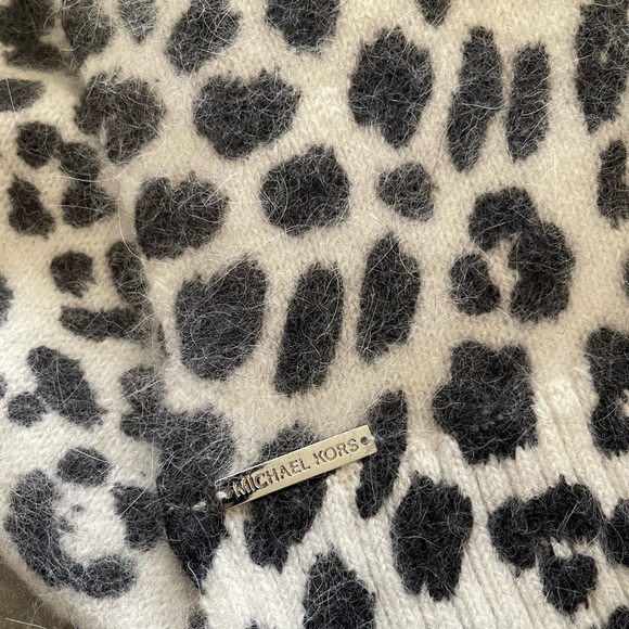 Michael Kors Leopard Scarf - Picture 3 of 4